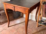 une table en bois avec un plateau noir dans une pièce