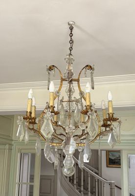 un lustre suspendu au plafond d'une pièce