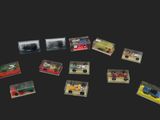 beaucoup de petites voitures miniatures dans la boîte