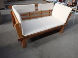 un canapé en bois avec des coussins blancs