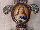 une image représentant une femme sur une croix