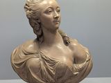 une image représentant le buste d'une femme en robe