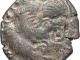 une ancienne pièce d'argent présentant des taches vertes