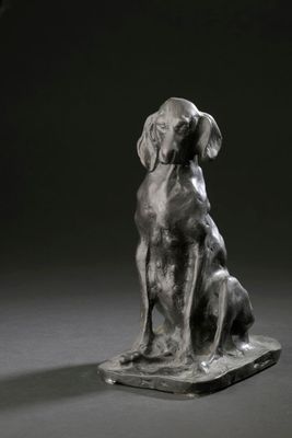 statue d'un chien assis sur un bloc de bois