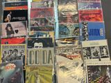 beaucoup de cd et de cd sur la table