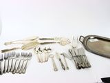 beaucoup d'argenterie sur une table, posée sur un plateau en argent