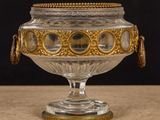 un bol en verre orné d'un motif doré sur le dessus