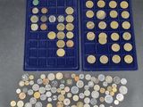 deux plateaux remplis de différentes sortes de pièces, posés sur une table