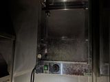 une photo d'une cuisine équipée d'un micro-ondes et d'un four grille-pain