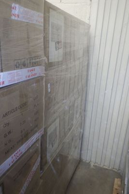 Les cartons sont empilés les uns sur les autres dans un local de stockage