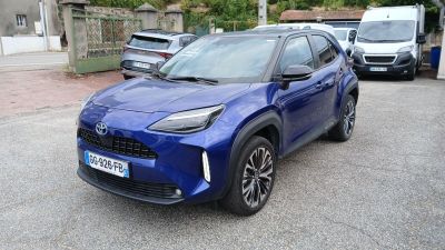 Le SUV Toyota C-HR bleu est garé sur un parking