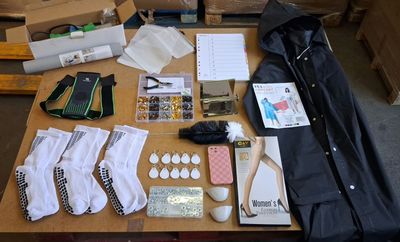 une table sur laquelle se trouvent de nombreux objets, notamment des chaussettes, un sac, une paire de chaussettes, une paire de chaussettes et une paire de