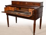 un petit bureau surmonté d'un tiroir