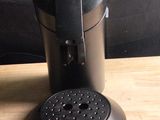 une cafetière noire posée sur une table en bois