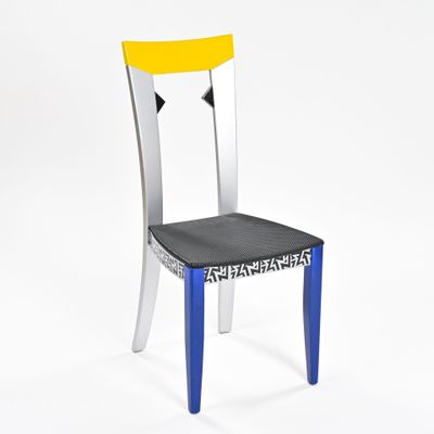 La chaise est en plastique et possède une assise noire avec une assise jaune.