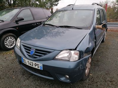 une petite voiture bleue garée à côté d'une voiture noire