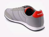 baskets grises pour homme à semelles rouges sur fond blanc