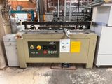 une machine posée par terre devant un réfrigérateur