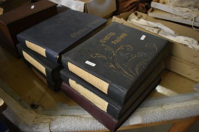 deux livres posés l'un sur l'autre sur une table