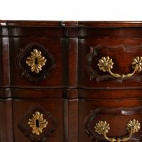 Commode dite "arbalète" en noyer mouluré, ouvre à trois tiro… (photo 3)