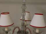 un lustre à trois ampoules avec un abat-jour rouge et blanc