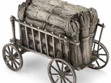 une figurine en argent représentant un chariot rempli de foin