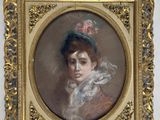 portrait d'une femme dans un cadre doré, avec une fleur rose dans les cheveux