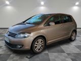 la voiture est garée sur le sol en damier du garage