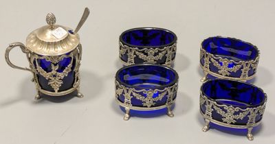 Suite de quatre salerons et un moutardier en argent Minerve …