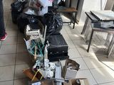 beaucoup de cartons et de sacs par terre dans la pièce