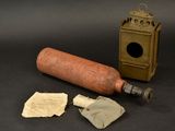 une bouteille à l'ancienne, avec une serviette en papier à côté