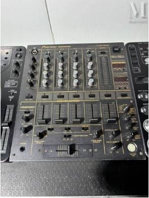 un gros plan d'un contrôleur de DJ posé sur une table
