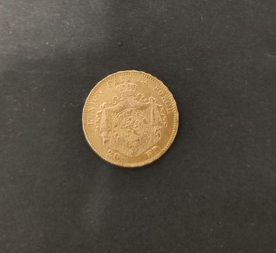 une pièce d'or posée sur une surface noire