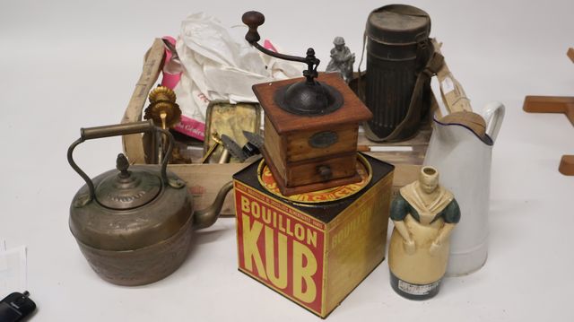 Lot d’objets de brocante, boîte Bouillon Kub, Bouteille Prunelle ...