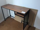 un bureau surmonté d'un ordinateur dans une pièce