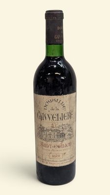une bouteille de vin posée sur une table