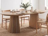 une table en bois avec des chaises et un vase posé dessus