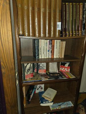 une étagère contenant de nombreux livres dans une pièce