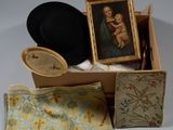 une boîte sur laquelle figure l'image d'une femme tenant un bébé dans ses bras