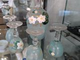 de nombreux vases exposés dans une vitrine