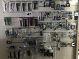 une photo d'un mur rempli d'appareils électroniques dans un magasin