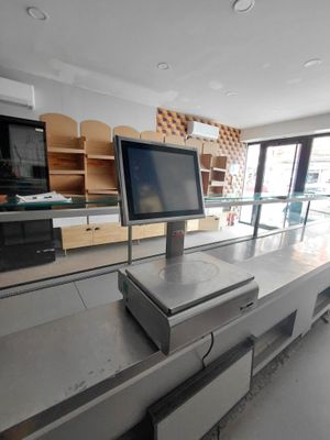 deux écrans posés sur le comptoir d'un magasin