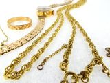 beaucoup de bijoux en or sur une surface blanche