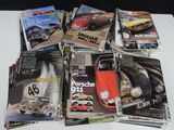 beaucoup de magazines posés sur une table