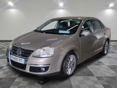 la photo d'une voiture argentée garée dans un garage