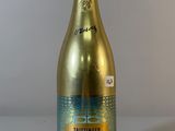 une image représentant une bouteille de bière posée sur une table