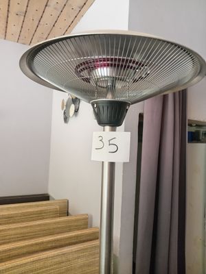 une image représentant une pièce avec un escalier et un ventilateur