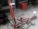une photo d'un cric rouge dans un garage