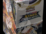 La boîte contient un assortiment de cartes à collectionner Pokémon, dont une boîte de cartes et une boîte de cartes