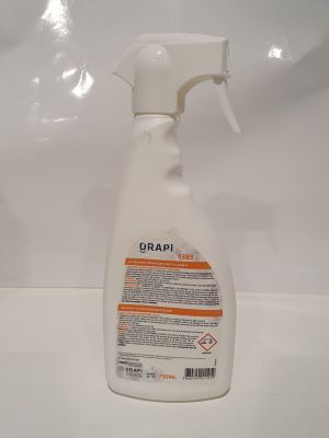 une photo d'un flacon pulvérisateur de nettoyant Grapi posé sur un plan de travail